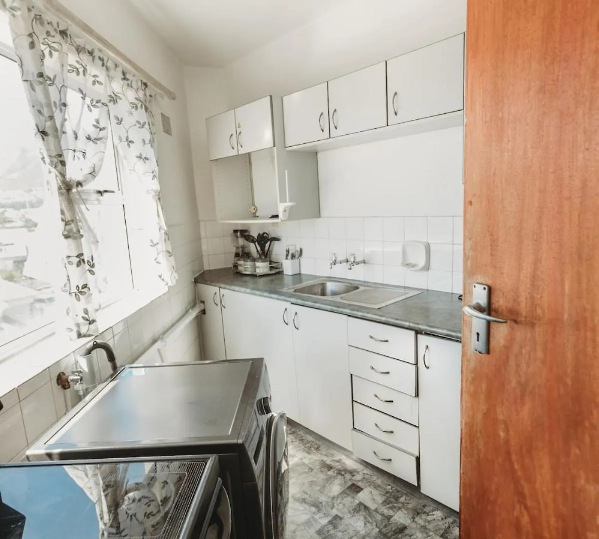 Studio Apartment-Kloof Street Cape Town