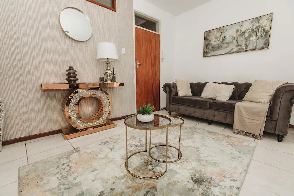 Studio Apartment-Kloof Street location